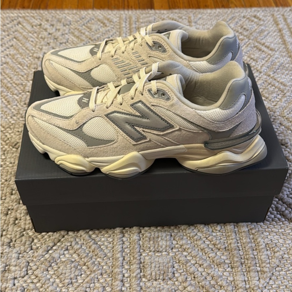 New Balance white and Light Gray 9060 Sneakers. Men’s 9.5